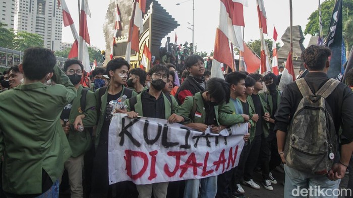 Penampakan Massa Kutuk Tewasnya Affan Kurniawan Kepung Polda Metro Massa mahasiswa menggelar demonstrasi mengecam tewasnya driver ojol, Affan Kurniawan, yang dilindas rantis Brimob. Demo berlangsung di Polda Metro Jaya, Jakarta, Jumat (29/8/2025). Massa mahasiswa merangsek masuk ke dalam Polda Metro Jaya. Massa dan Wakapolda Metro sempat bedialog. Demo membuat lalin Jl Sudirman, macet.