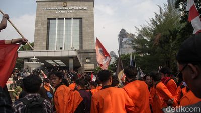 Penampakan Massa Kutuk Tewasnya Affan Kurniawan Kepung Polda Metro