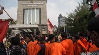 Massa mahasiswa dari berbagai kampus mengepung Polda Metro Jaya.