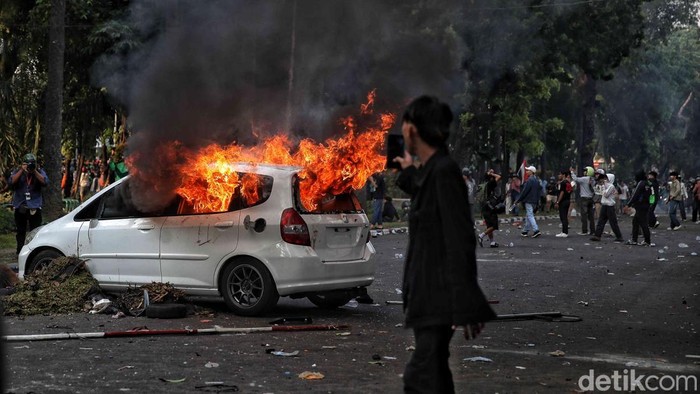 Penampakan Mobil Terbakar di Tengah Aksi Demo Markas Brimob Kwitang Massa aksi membakar mobil salah satu anggota Brimob di Kwitang, Jakarta, Jumat (29/8/2025). Pembakaran mobil itu karenaΒ massa aksi marah dengan peristiwa mobik rantis Brimob yang melindas driver ojol.