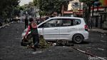 Penampakan Mobil Terbakar di Tengah Aksi Demo Markas Brimob Kwitang