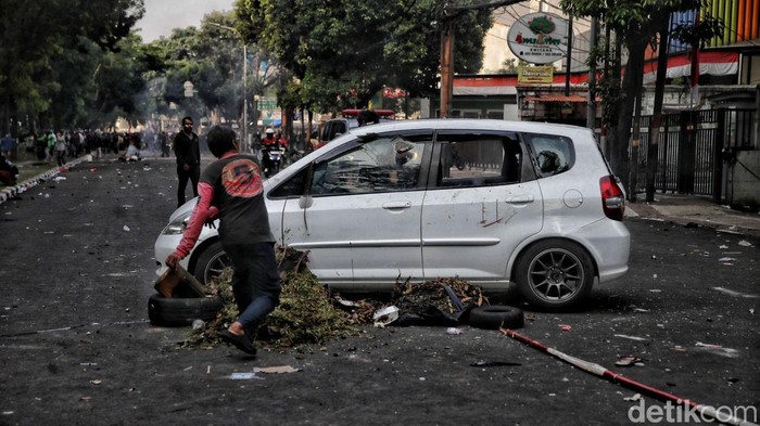 Penampakan Mobil Terbakar di Tengah Aksi Demo Markas Brimob Kwitang Massa aksi membakar mobil salah satu anggota Brimob di Kwitang, Jakarta, Jumat (29/8/2025). Pembakaran mobil itu karenaΒ massa aksi marah dengan peristiwa mobik rantis Brimob yang melindas driver ojol.