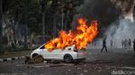 Penampakan Mobil Terbakar di Tengah Aksi Demo Markas Brimob Kwitang