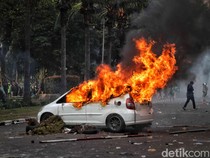 Penampakan Mobil Terbakar di Tengah Aksi Demo Markas Brimob Kwitang