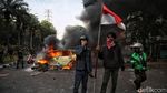 Penampakan Mobil Terbakar di Tengah Aksi Demo Markas Brimob Kwitang