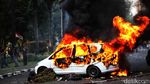 Penampakan Mobil Terbakar di Tengah Aksi Demo Markas Brimob Kwitang