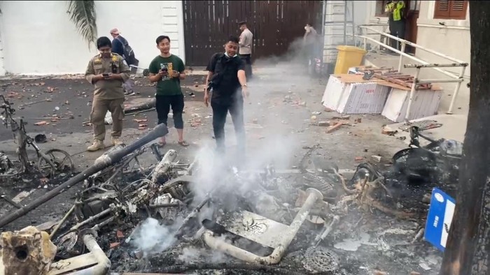 Penampakan motor yang hangus usai dibakar massa demo di Surabaya
