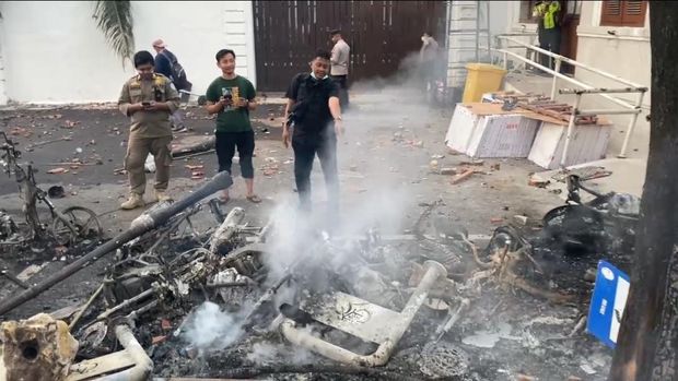 Penampakan motor yang hangus usai dibakar massa demo di Surabaya
