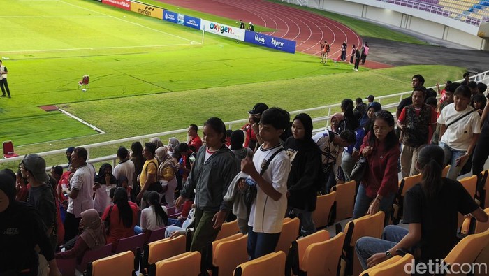 Penonton Timnas Indonesia Putri U-16, saat pindah mencari tempat yang tidak terdampak gas air mata di Stadion Manahan Solo, Jumat (29/8/2025).