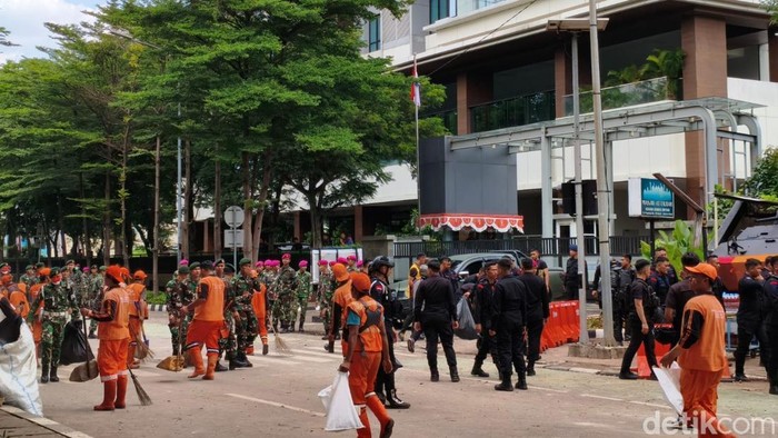 Petugas mulai bersihkan sampah sisa demo di Depan Mako Brimob, Kwitang, Jakarta Pusat