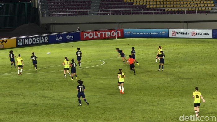 Laga Timnas Thailand Putri U-16 melawan Timnas Australia Putri U-16 pada babak final Piala AFF Wanita U-16 2025, di Stadion Manahan, Kota Solo, Jumat (29/8/2025).
