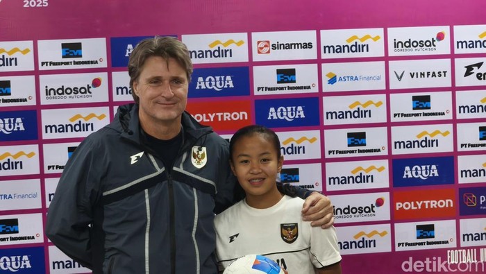 Pelatih Timnas Indonesia Putri U-16 Timo Scheuneman, saat konferensi pers di Stadion Manahan, Solo, Jumat (29/8/2025).