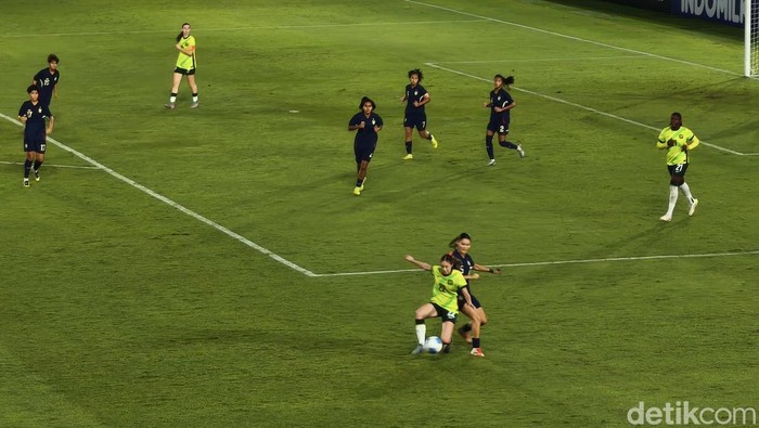 Laga Timnas Thailand Putri U-16 melawan Timnas Australia Putri U-16 pada babak final Piala AFF Wanita U-16 2025, di Stadion Manahan, Kota Solo, Jumat (29/8/2025).