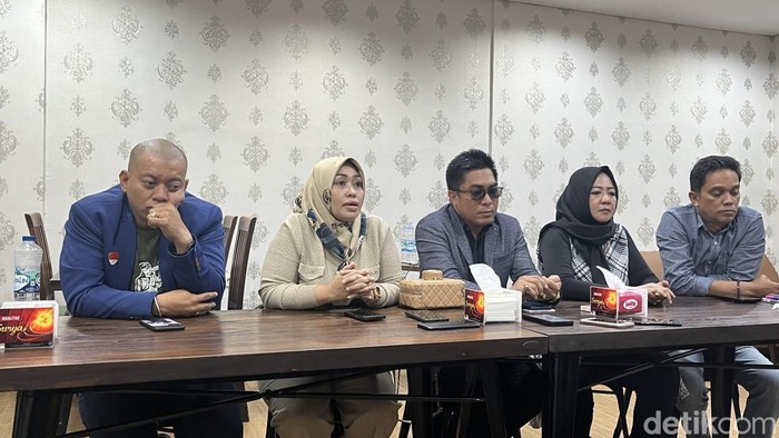 Pihak keluarga dan kuasa hukum selebgram NR saat menggelar konferensi pers soal bocornya foto vulgar hasil visum dari RS Bhayangkara Makassar.