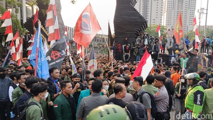 Aksi bela Affan Kurniawan, ojol yang dilindas mobil rantis Brimob, di Polda Metro Jaya, Jumat (29/8/2025).