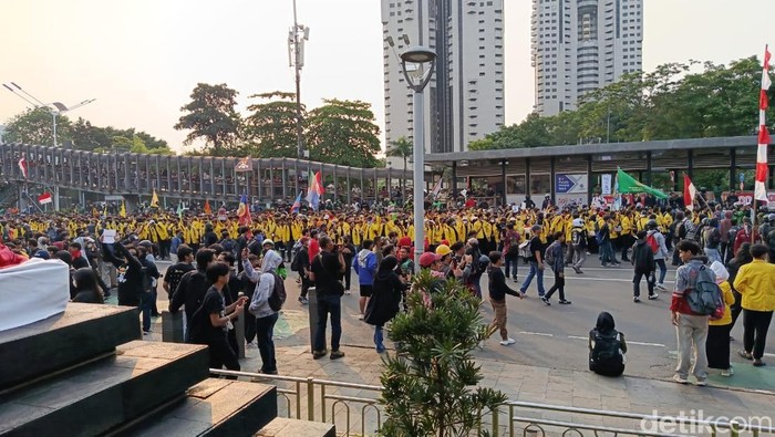 Mahasiswa Universitas Indonesia tiba di Polda Metro Jaya untuk melakukan aksi unjuk rasa membela Affan Kurniawan (21).