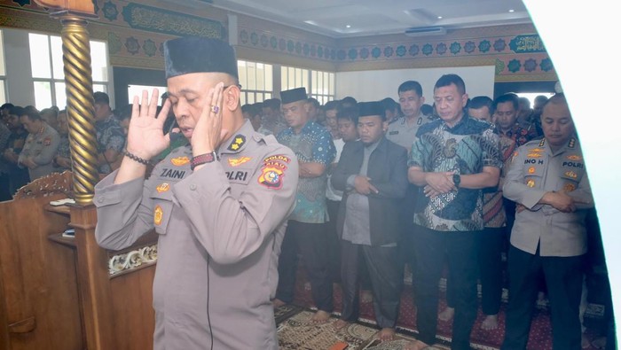 Polda Riau menggelar slaat gaib dan doa bersama untuk Affan Kurniawan, Jumat (29/8/2025).