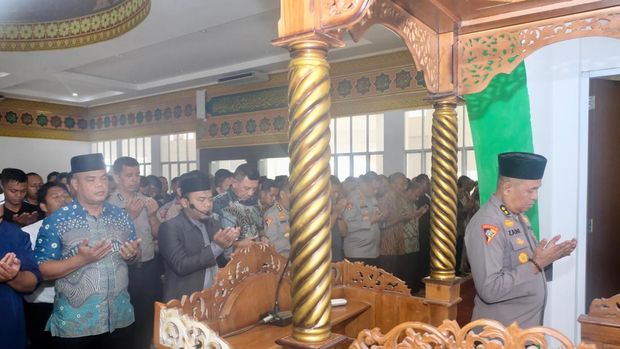 Polda Riau menggelar slaat gaib dan doa bersama untuk Affan Kurniawan, Jumat (29/8/2025).