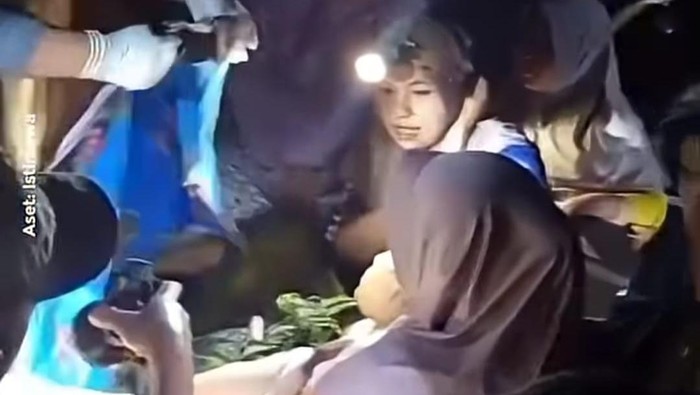 Seorang ibu muda bernama Harmiani (27) di Kabupaten Polewali Mandar (Polman), Sulawesi Barat (Sulbar), terpaksa melahirkan di bak mobil pikap saat hendak dibawa ke puskesmas.