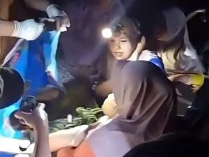 Heboh Ibu Muda di Polman Melahirkan di Mobil Pikap gegara Sungai Mapi Meluap