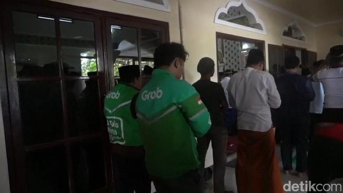Polisi bersama ojol di Bangkalan gelar salat gaib