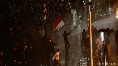 Polisi Bubarkan Demonstrasi di Polda Metro Jaya