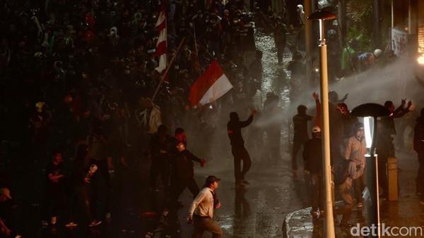 Polisi Bubarkan Demonstrasi di Polda Metro Jaya