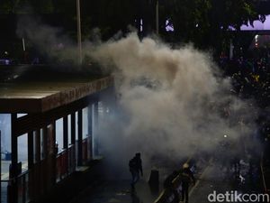 Video: Yang Harus Dilakukan Jika Terkena Gas Air Mata
