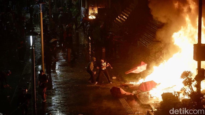 Polisi Bubarkan Demonstrasi di PMJ Pihak kepolisian menembakan gas air mata untuk membubarkan demonstrasi yang berlangsung di depan gedung Polda Metro Jaya, Jakarta, Jumat (29/8/2025).