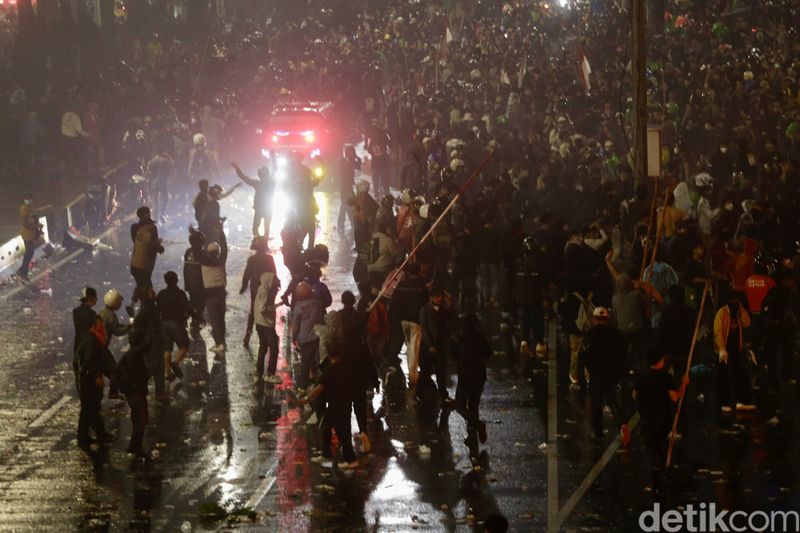 Polisi Bubarkan Demonstrasi di PMJ Pihak kepolisian menembakan gas air mata untuk membubarkan demonstrasi yang berlangsung di depan gedung Polda Metro Jaya, Jakarta, Jumat (29/8/2025).