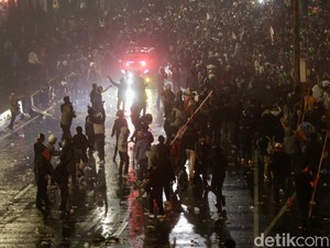 Hal-hal yang Terjadi Saat Demo Bela Affan Kurniawan Berlanjut hingga Malam
