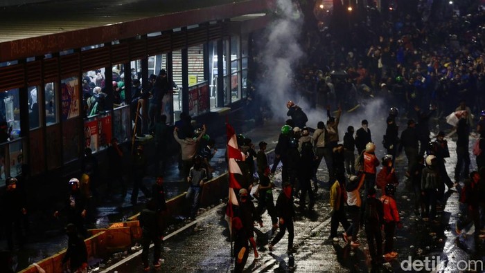 Pihak kepolisian menembakan gas air mata untuk membubarkan demonstrasi yang berlangsung di depan gedung Polda Metro Jaya, Jakarta, Jumat (29/8/2025).