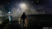 Beberapa massa juga tampak masih berupaya merangsek masuk ke dalam Polda Metro Jaya. Aksi bakar bakar juga masih terus terjadi di gerbang Polda Metro Jaya.