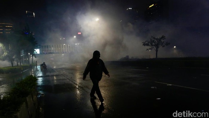 Pihak kepolisian menembakan gas air mata untuk membubarkan demonstrasi yang berlangsung di depan gedung Polda Metro Jaya, Jakarta, Jumat (29/8/2025).