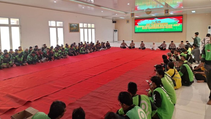 Polisi dan massa ojol di Lebak Banten doa bersama untuk Affan Kurniawan. (Dok. ist)