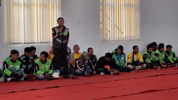 Polisi dan massa ojol di Lebak Banten doa bersama untuk Affan Kurniawan. (Dok. ist)