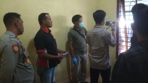 Polisi melakukan olah TKP di rumah pemuda tewas gantung diri di Desa Waringin Kecamatan Suralaga, Lombok Timur, NTB, Jumat (29/8/2025). (Dok. Polres Lombok Timur)