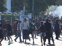 Video: Ricuh di Senen Merembet ke Otista Jaktim, Massa Sempat Bakar Ban