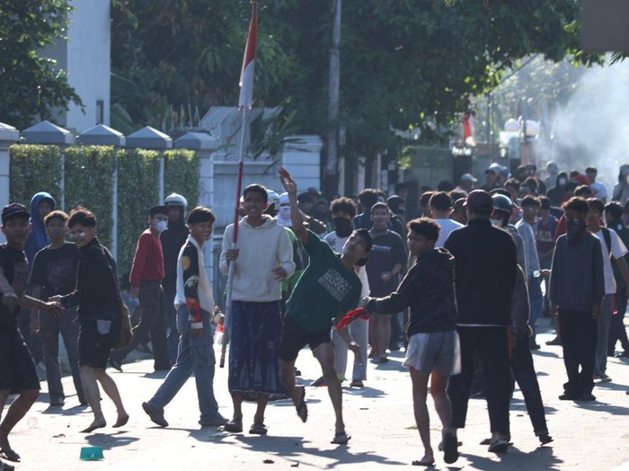 Polisi mengamankan kericuhan massa di Jalan Otista, Jakarta Timur.