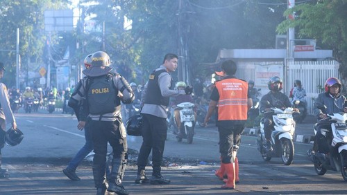 Polisi mengamankan kericuhan massa di Jalan Otista, Jakarta Timur.