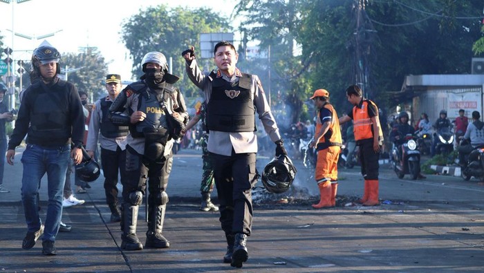 Polisi mengamankan kericuhan massa di Jalan Otista, Jakarta Timur.
