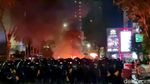 Pendemo di Surabaya Masih Bertahan, Jalanan Membara