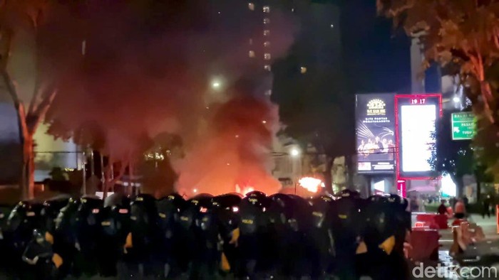 Polisi pukul mundur massa aksi demo di Jalan Basuki Rahmat Polisi pukul mundur massa aksi demo di Jalan Basuki Rahmat