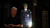 Petugas virtual ini dirancang untuk berinteraksi dengan warga, memberikan peringatan, hingga menyampaikan pesan edukasi tentang keamanan. Kehadiran polisi hologram diharapkan dapat membantu aparat dalam memperkuat pengawasan di area publik yang ramai tanpa harus selalu menambah jumlah personel di lapangan. REUTERS/Kim Hong-Ji