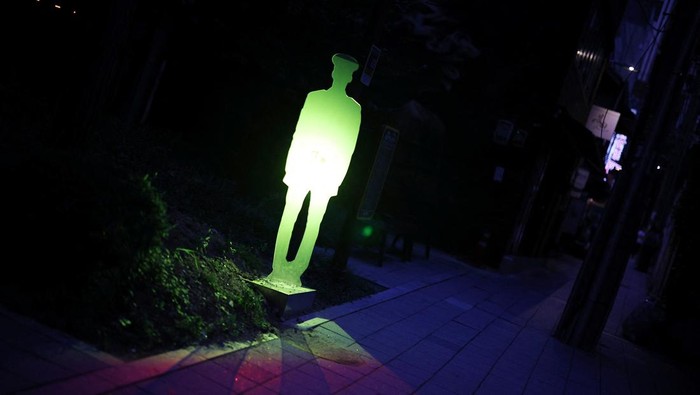 Korea Selatan mulai mengadopsi teknologi keamanan terbaru dengan menghadirkan petugas polisi holografik di ruang publik. Seorang polisi hologram seukuran manusia kini dipasang di sebuah taman di Seoul pada Kamis (28/8/2025), sebagai bagian dari upaya mencegah kejahatan sekaligus memberikan rasa aman bagi masyarakat. REUTERS/Kim Hong-Ji. REUTERS/Kim Hong-Ji