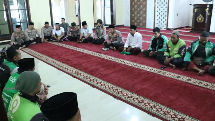 Polres Bangkalan bersama warga dan driver ojol salat gaib untuk Affan Kurniawan.