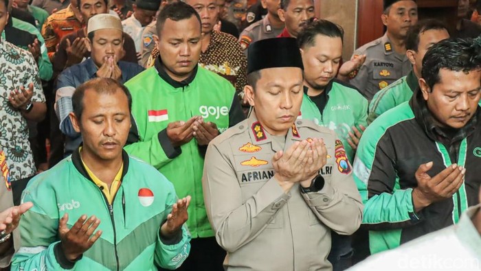 Polres Bojonegoro dan driver ojol salat gaib untuk Affan Kurniawan.