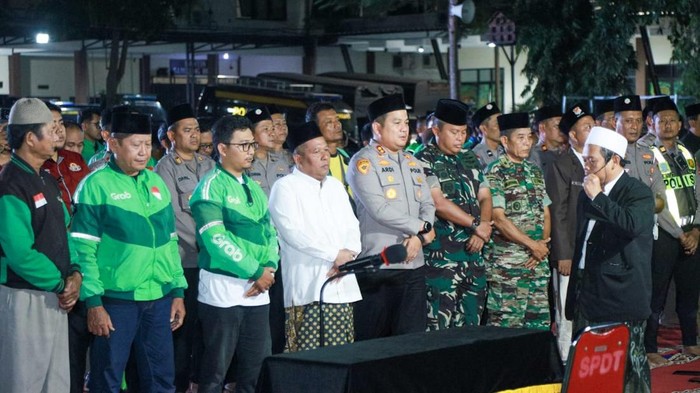 Polres Jombang dan ojol lakukan salat gaib untuk doakan Affan