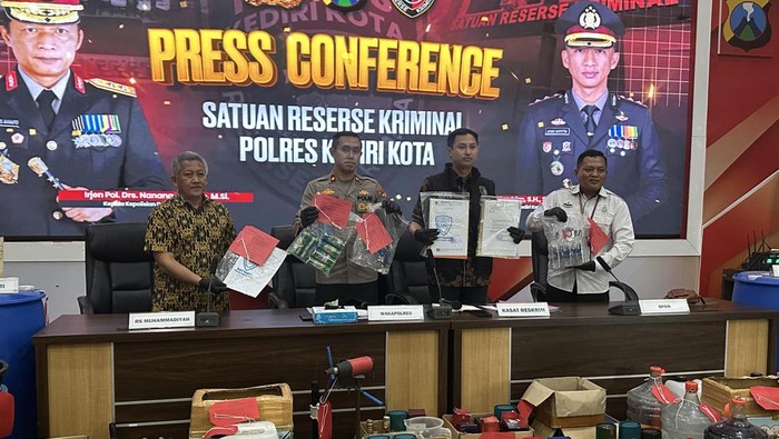 Polres Kediri Kota mebeberkan miras sitaan yang menewaskan du pemandu lagu