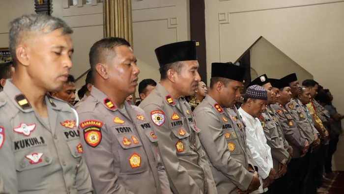 Polres Lamongan salat gaib untuk ojol Affan Kurniawan.